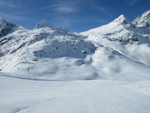 Hüttenliftabfahrt, links im Hintergrund der 2-CLF Medelz