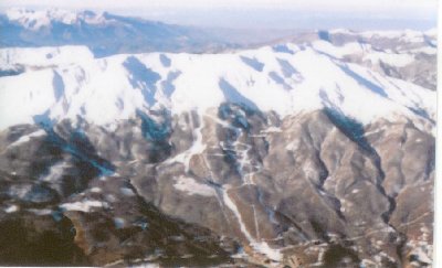 flugbild mit blick auf febbio, blick in richtung toscanische küste, fast die gesamte fläche oberhalb des waldes eignet sich zum freeriden. fast nichts verspurt da wenige freerider.