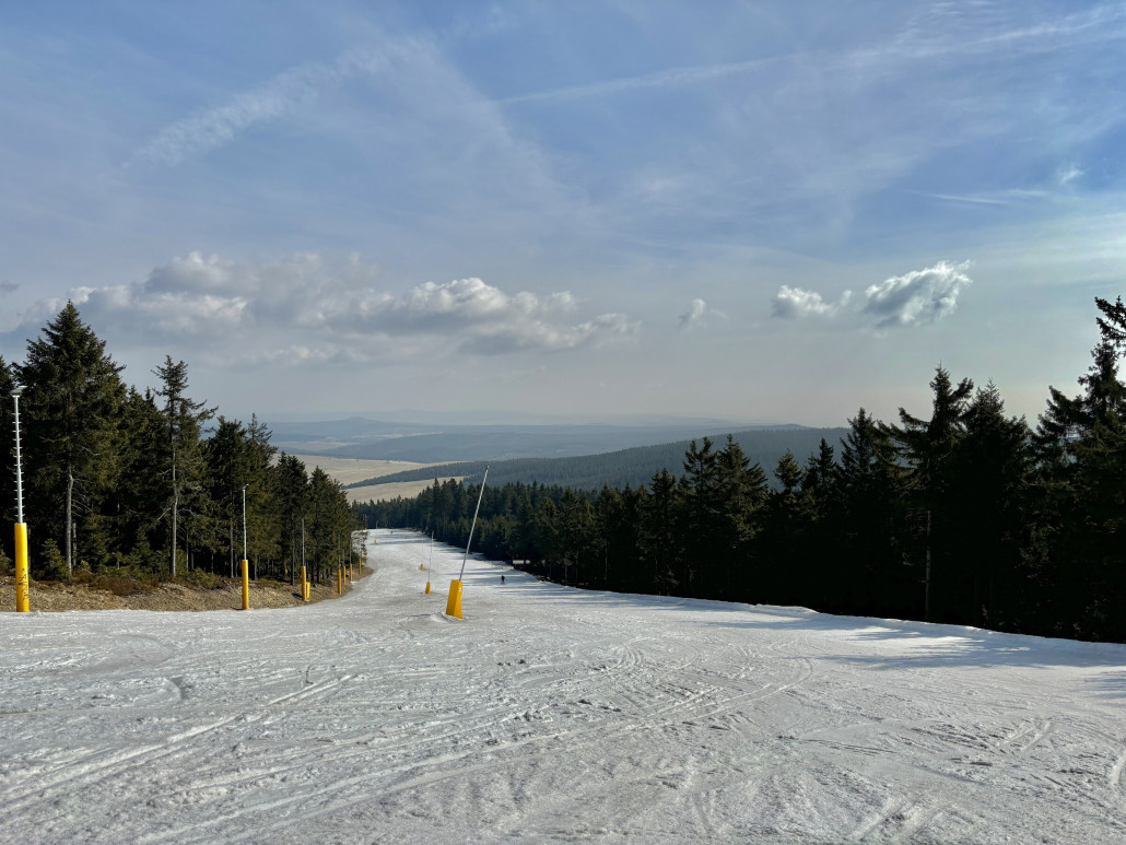 Untypisch leere Damska, links aber dreckiger dunkler Schnee