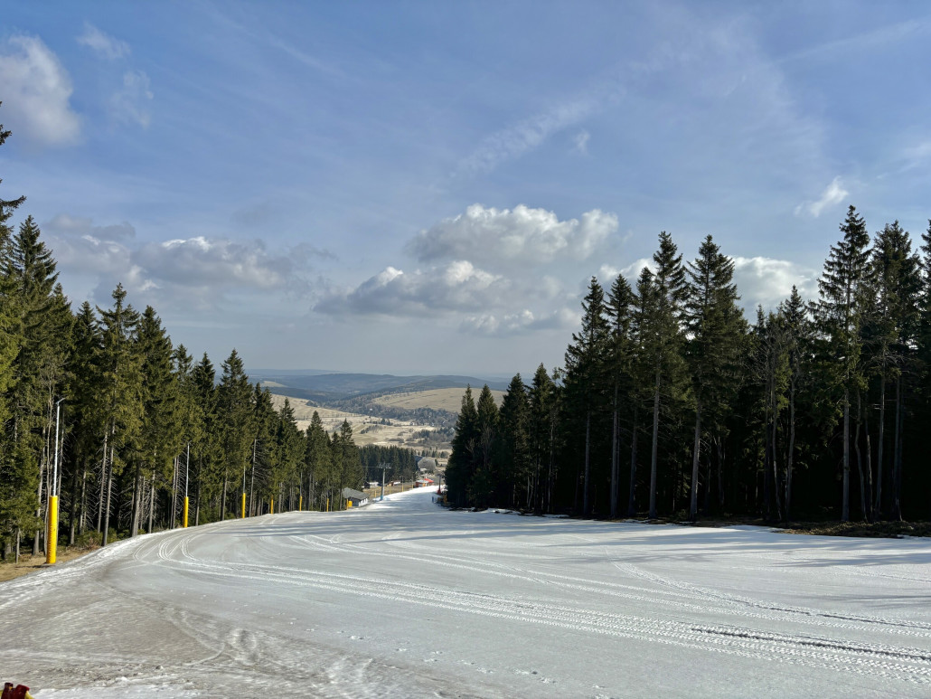 Hier stand ein Zaun mit Hinweisschild, abgefahren ist nur wer zum Parkplatz wollte