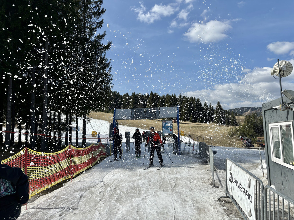 Schneefall gab es heute auch, mit der Fräse bedecken sie den Anstehbereich