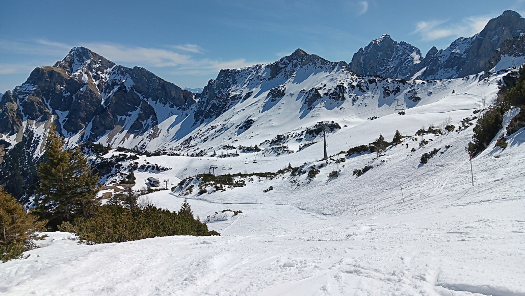 Nordostseitige Ausrichtung, durchaus noch winterliche Anmutung.