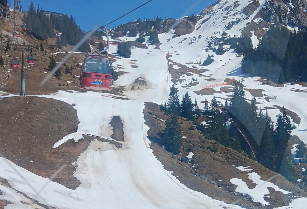Die Reste der Talabfahrt. Weiter unten dann teilweise komplett schneefrei