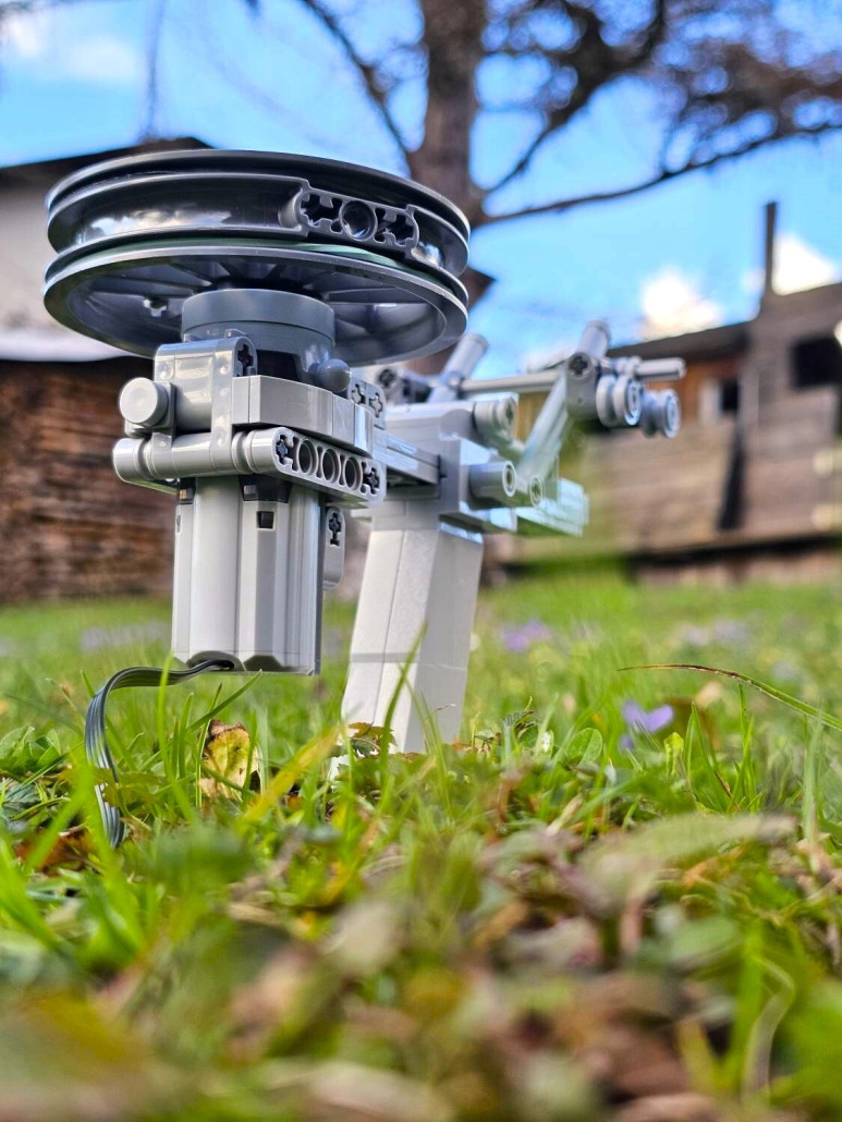 Fotoshooting im Freien: Doppelmayr-Tellerlift aus Lego-Steinen