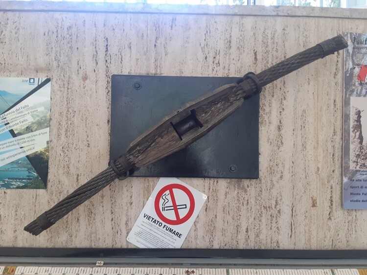 Ausgestellter Vergusskopf in der Talstation