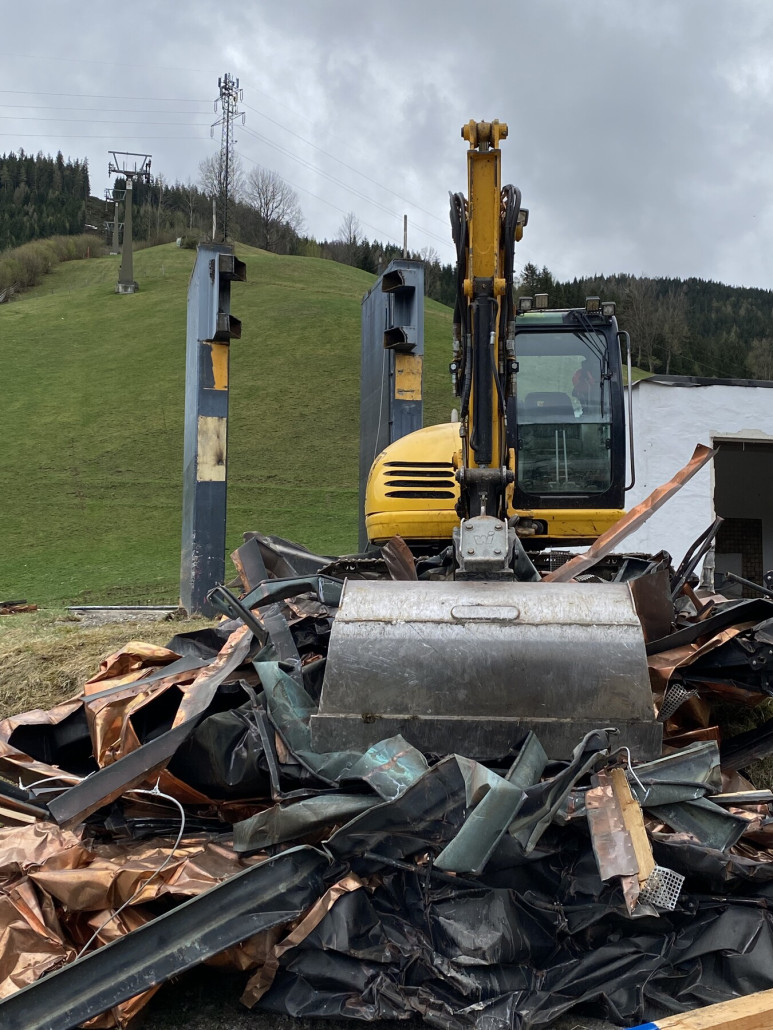 Ehem. Dach, dahinter Trasse und ehem. Talstation