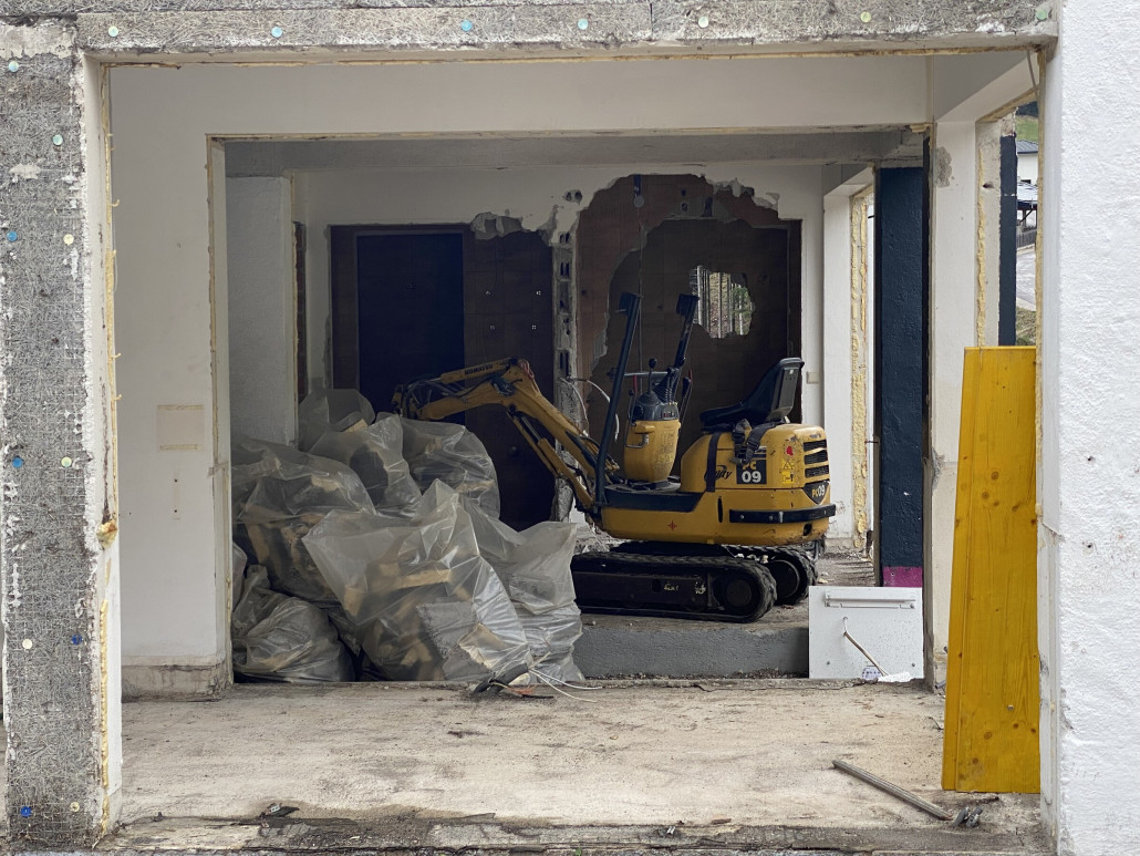 Da steht ein Bagger im Flur