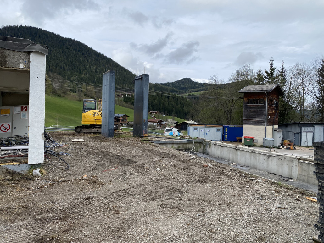 Blick zu den Stützen der Abspannung, rechts die Grube vom Einstieg