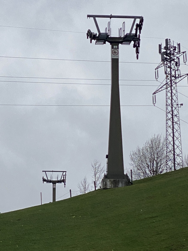 Stützen mit grauem Himmel … Szenerie passt