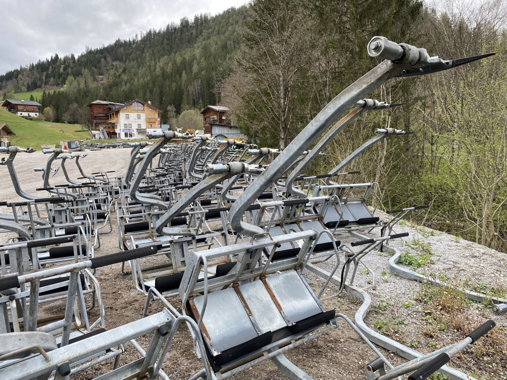 Die Reihe noch nicht zerlegter Sessel