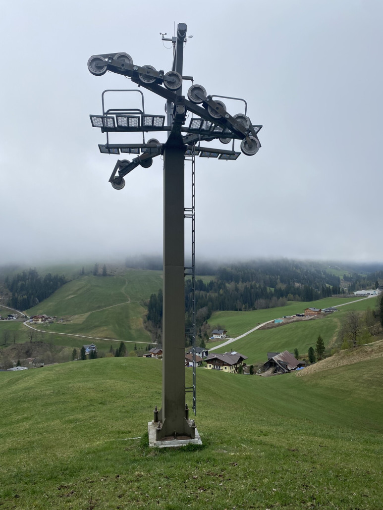 Stütze 4, das gelbe Haus ist unsere Unterkunfr