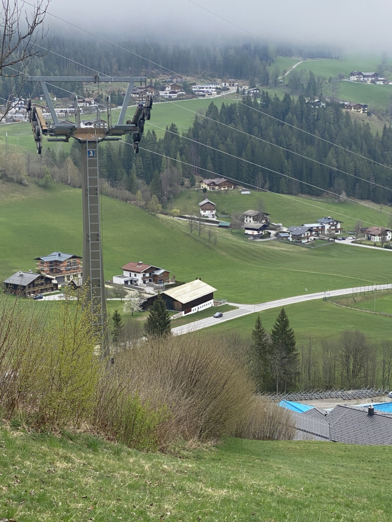 Stütze 3, auf dem Parkplatz das Sesseldepot