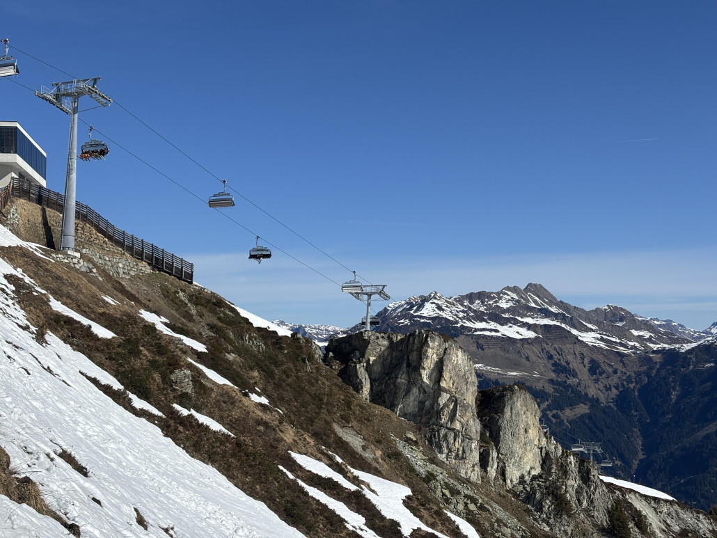 Schneefreie Hänge wohin das Auge reicht