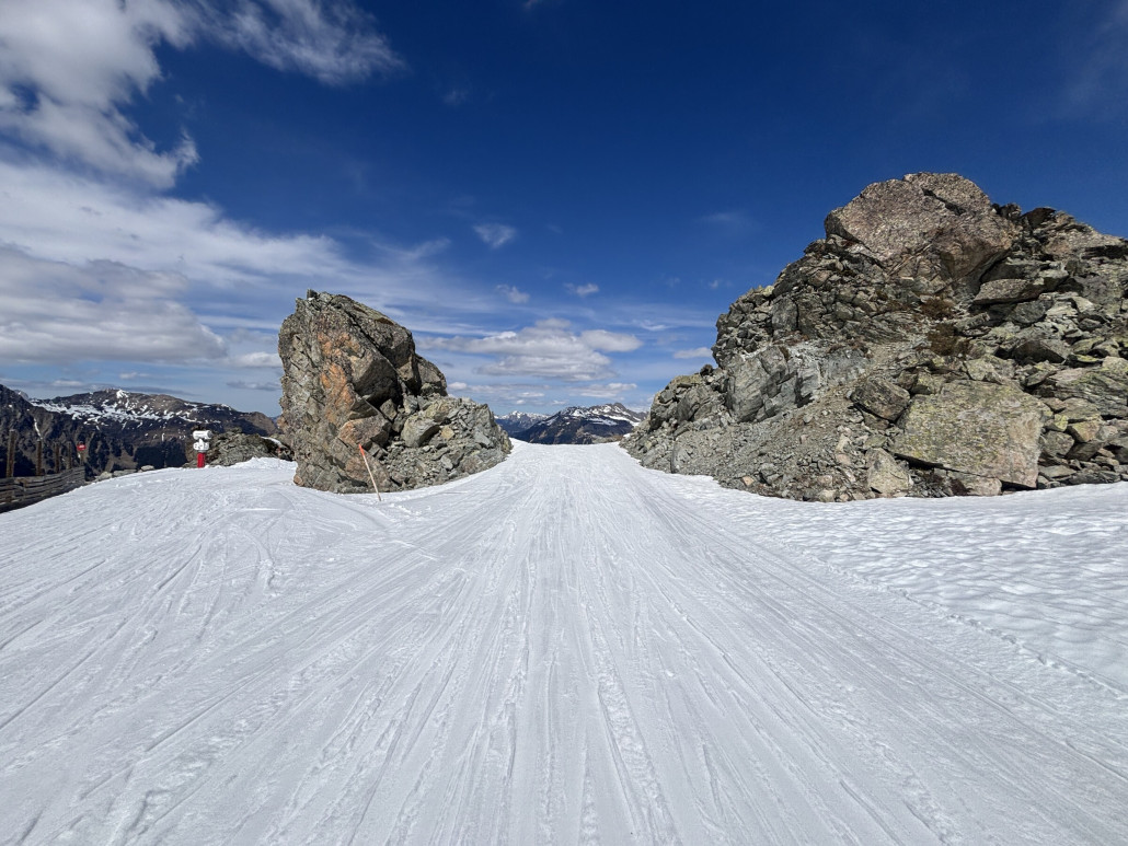 Oben an der Madrisella immer wieder toll die Durchfahrt durch die Felsen. Wer hier unterwegs ist aber Obacht - rechts sind fette Felsen raus gekommen auf der Piste!