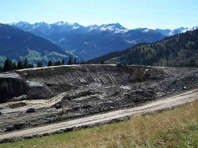 Als ich weitergfrahen bin hab i dacht ich bin auf an andern Planeten…<br />Wahnsinn was da für Erdbewegungen gmacht werden.<br />Da wird der Speicherteich vergößert und des Material mit Mulden kipper <br />Weg gfrahrn ich vermute mal zur neuen 8 EUB