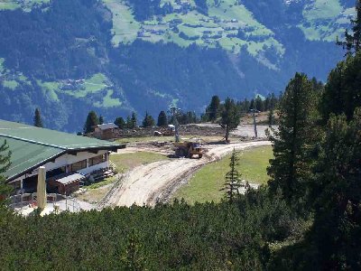 Bauarbeiten unten bei den Schleppern...<br />Ich bin mir nicht sicher iss blos so a Idee von mir:<br />Könnte es sein das ma in Zukunft wenn man mit der neuen Bahn fährt unterhalb der alten vorbei fährt