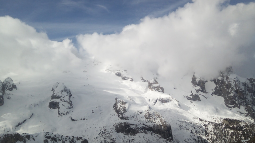 An der Forcella Europa, Marmolada teils in Wolken, mit viel Neuschnee