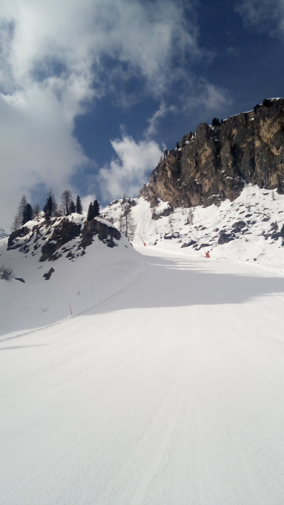 Sourasass zwischen den Felsen durch