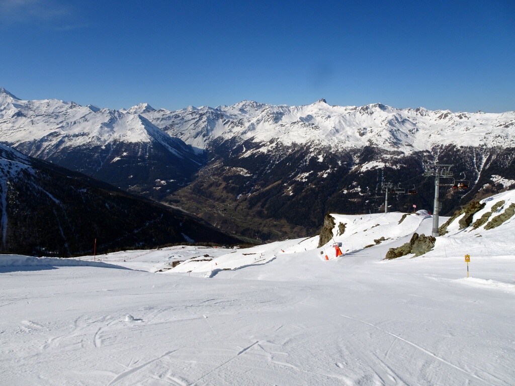 Championnats Suisses mit schönem Tiefblick ins Val d’Anniviers.