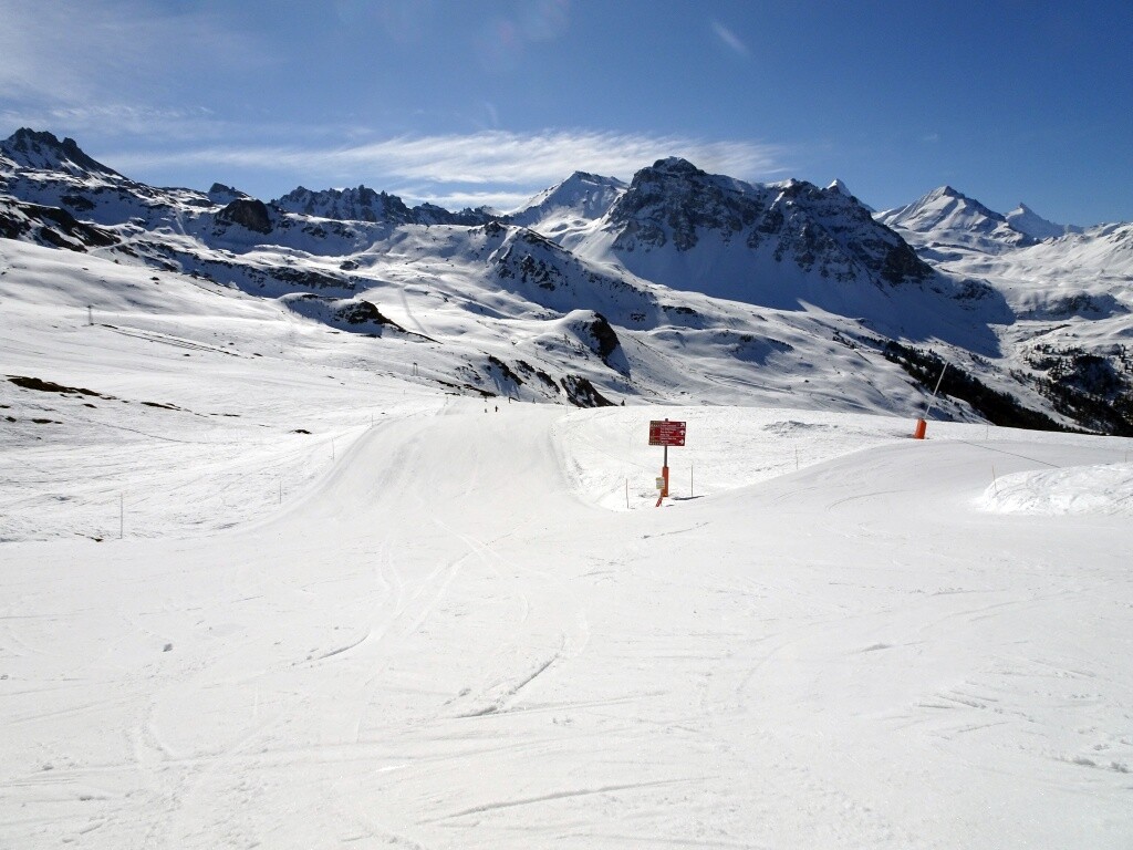 Coha und wegen technischem Defekt geschlossener Skilift Col des Ombrintzes.