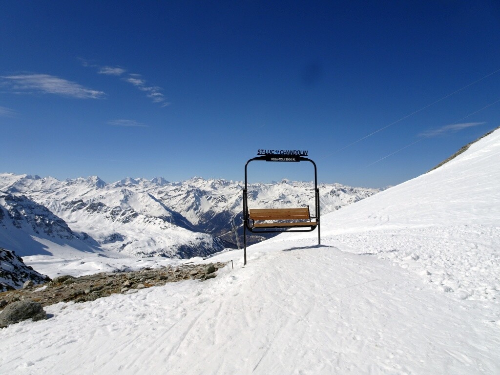 Im Skigebiet wurden neu an acht Stellen alte Sessel des 3er Sesselliftes Le Rotzé aufgestellt – hier mit dem Mont Blanc.