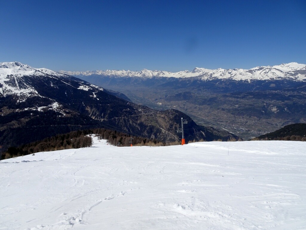 Piste Illhorn mit Tiefblick ins 2.000 Meter tiefer gelegene Rhônetal.