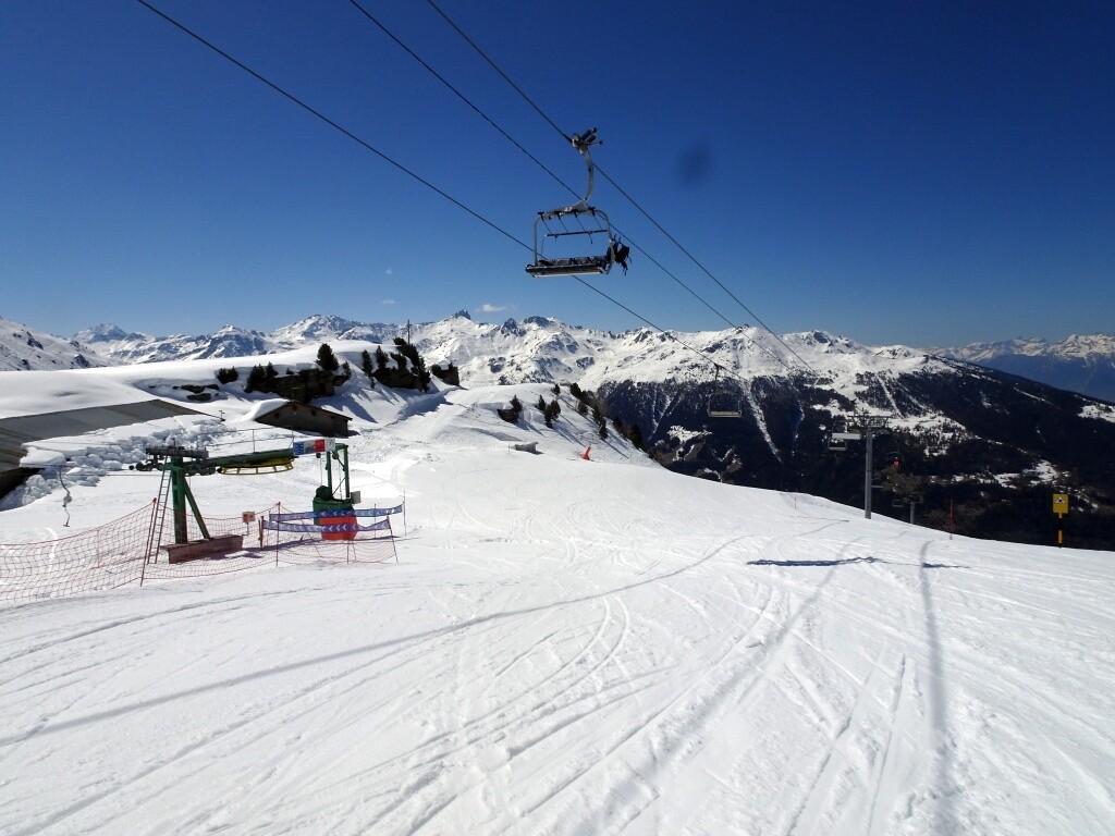 Zurück am Tsapé. Links die Talstation des Tellerliftes Etables.
