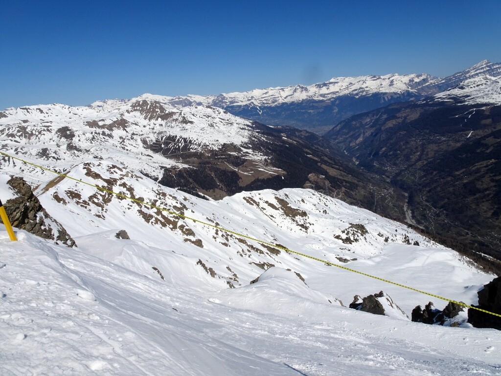 Tiefblick ins Val d’Anniviers und Rhônetal. Links das Skigebiet von Grimentz, rechts das von St.Luc/Chandolin.