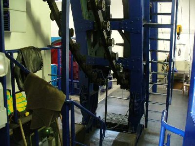 wenn schon die Tür zum Maschinenraum offen iss, dann muß ma auch mal reinschaun.