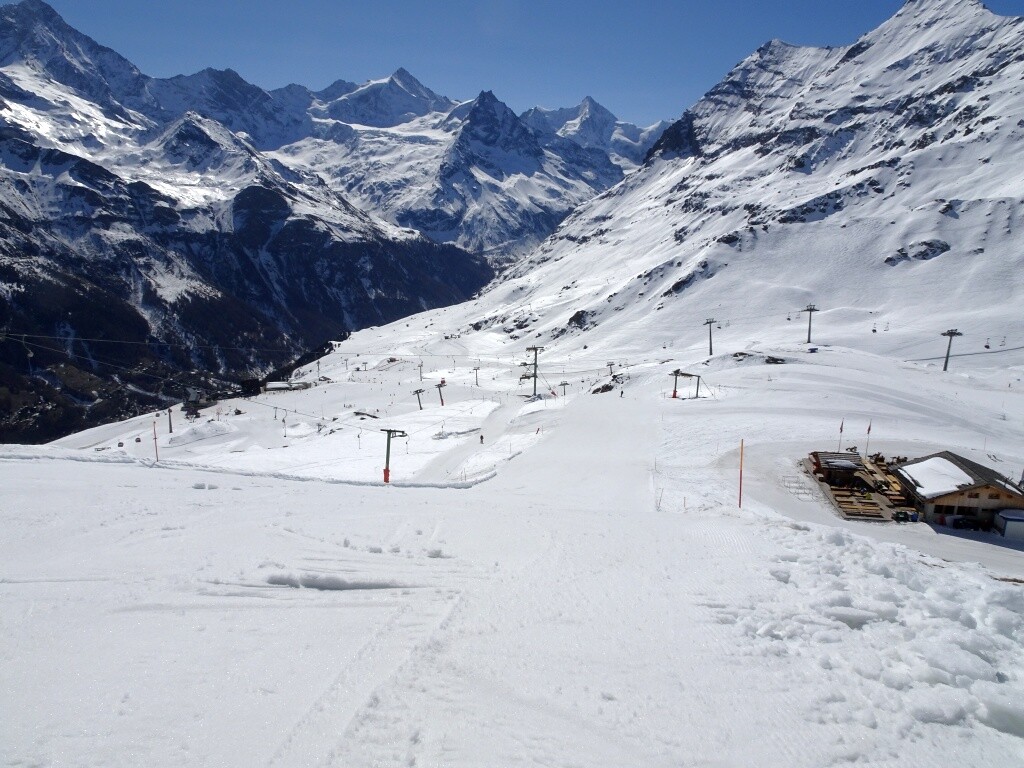 Durch die ostseitige Lage des Skigebietes und die morgendliche Sonneneinstrahlung weichte es in Zinal sehr früh stark auf. Piste Angle de Tzarmettaz.