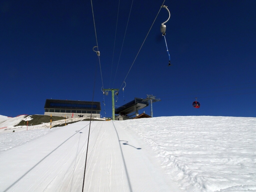 Bergstation Tzarmettaz und das neue Panoramarestaurant, sowie die Bergstation der 10er Gondelbahn.
