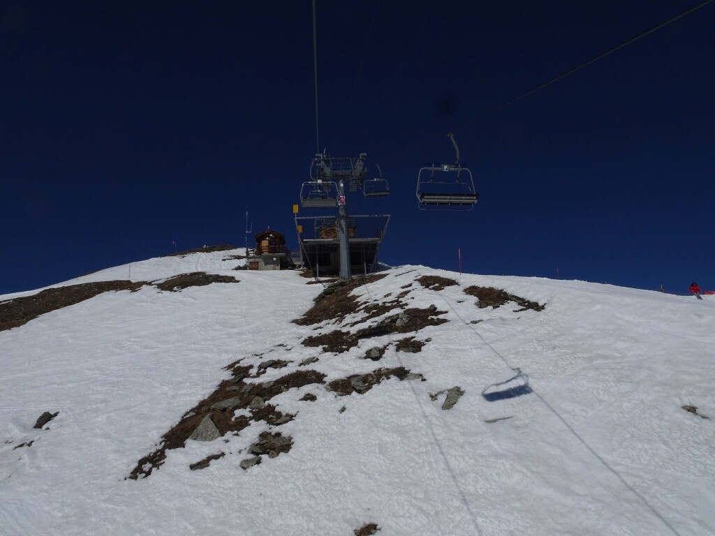 Was ein blauer Himmel – Bergstation 4er Sessellift La Corne de Sorebois.