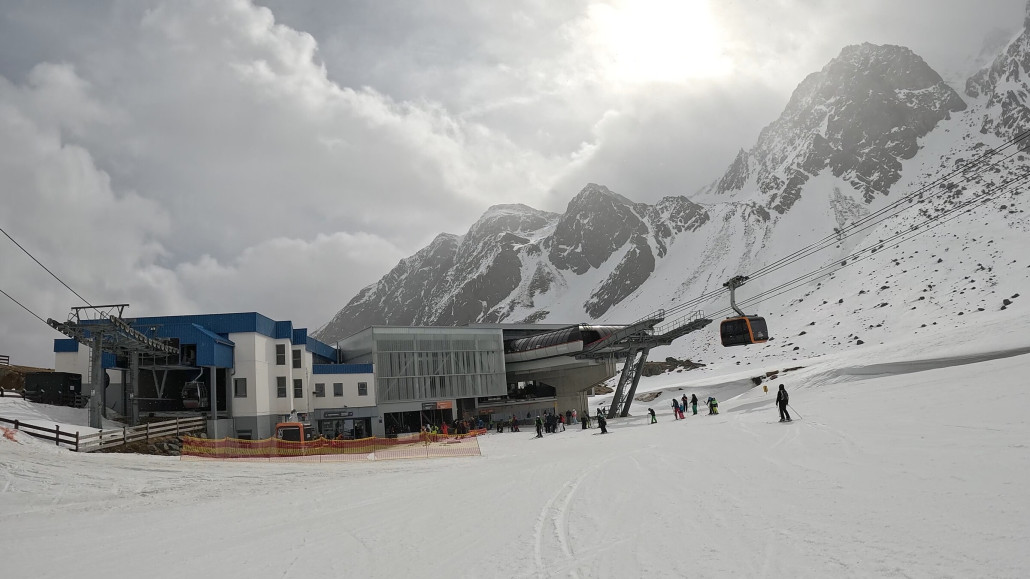 Skiing ends at 11:30 due to wind on Mittelstation Fernau. Glacier closed.