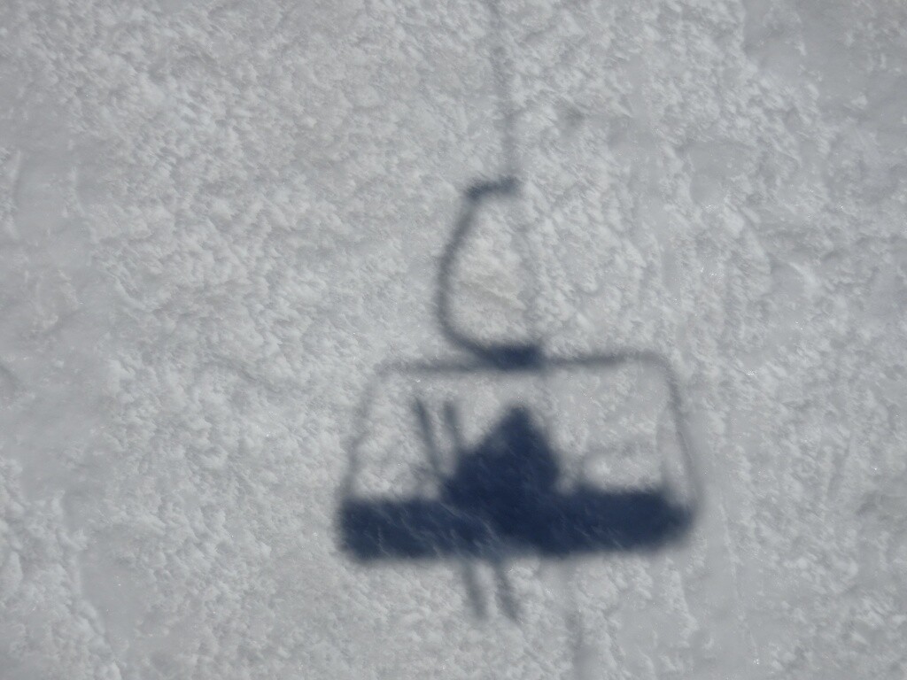 Die 10 Minuten Wartezeit bis zur Abfahrt der Kabine nach Grimentz runter nutzte ich lieber für eine Fahrt mit dem 4er Sessellift Corne de Sorebois.