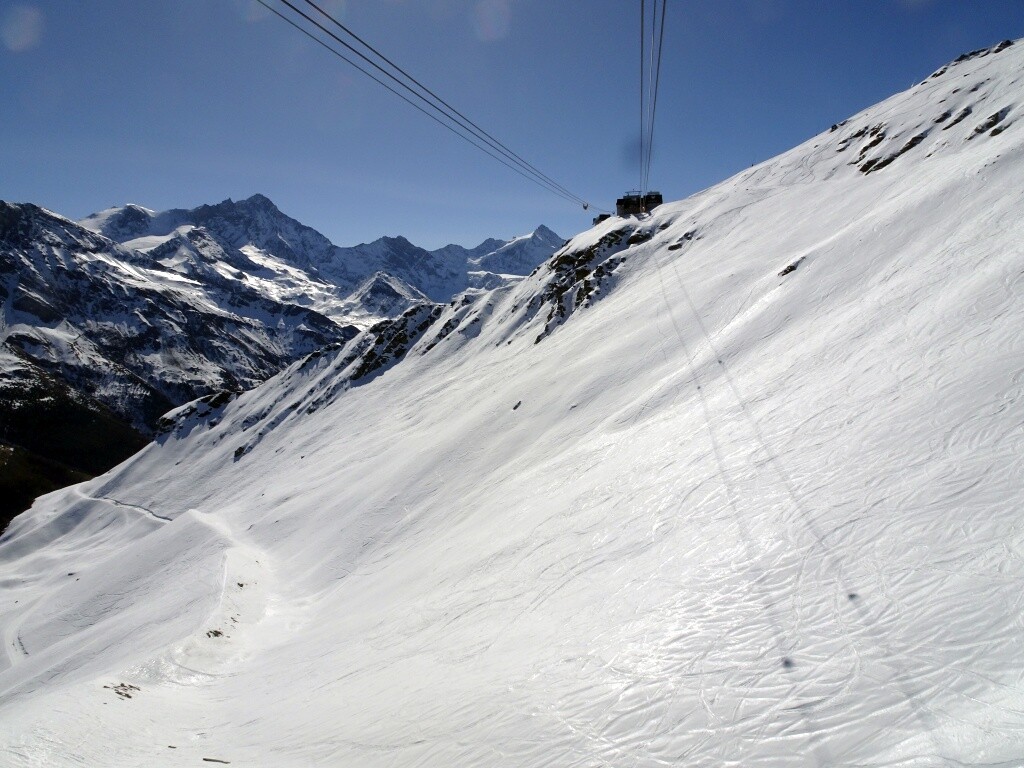 Hier stelle ich mir gerne quer über den Hang hinauf einen fixgeklemmten 4er Sessellift vor. Länge etwa 500-700m, eher nördlich ausgerichtet zwischen 2.500 und 2.700 Metern Höhe :).