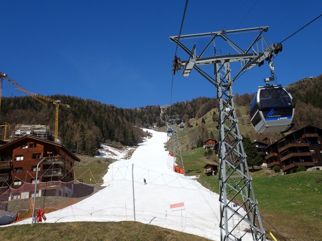 Nun in Grimentz in der 10er Gondelbahn.