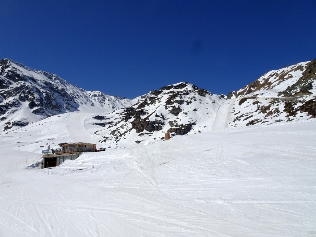 Neues Restaurant La Barrique, heute geschlossen. Hinten Tsa (links) und die geschlossene Bonvin (rechts-mittig).