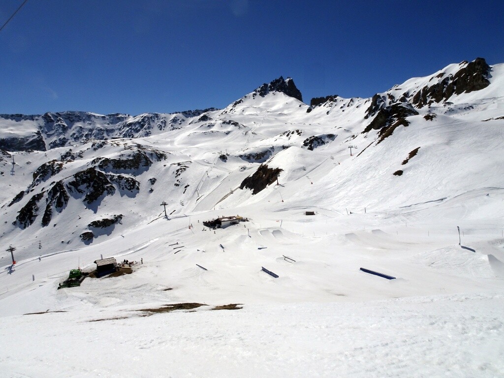 Snowpark und Blick zum Becs de Bosson. Man sieht gut die vielen Mulden, in denen Abfahrten verlaufen.