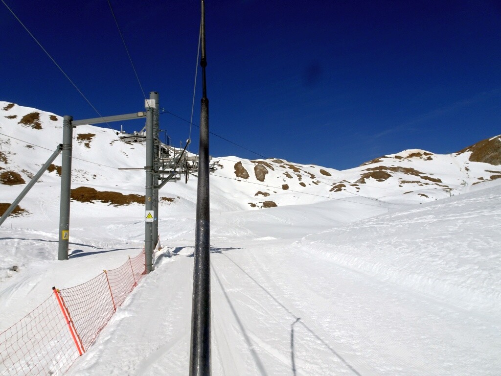 Erste Kurve und Zwischenausstieg zum Snowpark im Stangenlift Orzival.