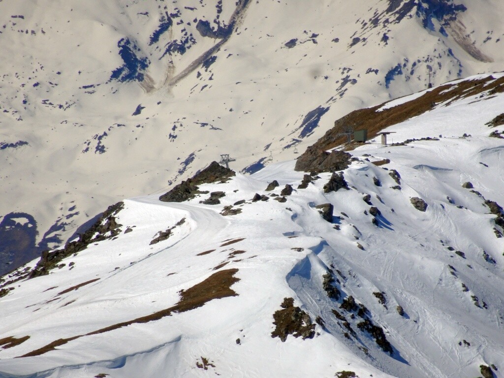 Mont Noble und Bergstation des 4er Sesselliftes Combe im Skigebiet von Nax.