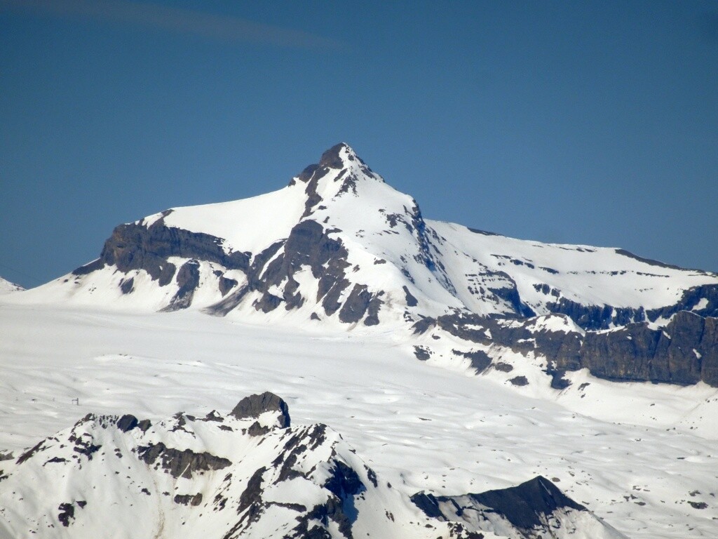 Zoom zum Oldenhorn und auf den Glacier du Diablerets. Man sieht auch das Skigebiet des Glacier 3000.
