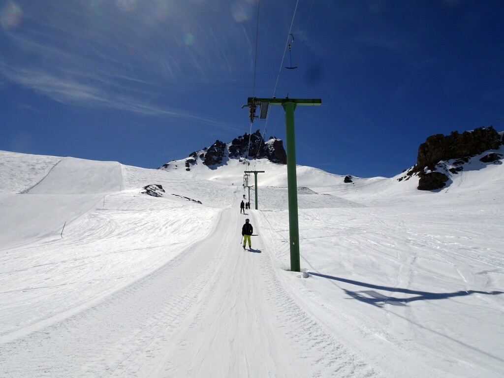 Links die Couloirs superieure. Bis vor ein paar Jahren verlief rechts die rote Piste Concours.