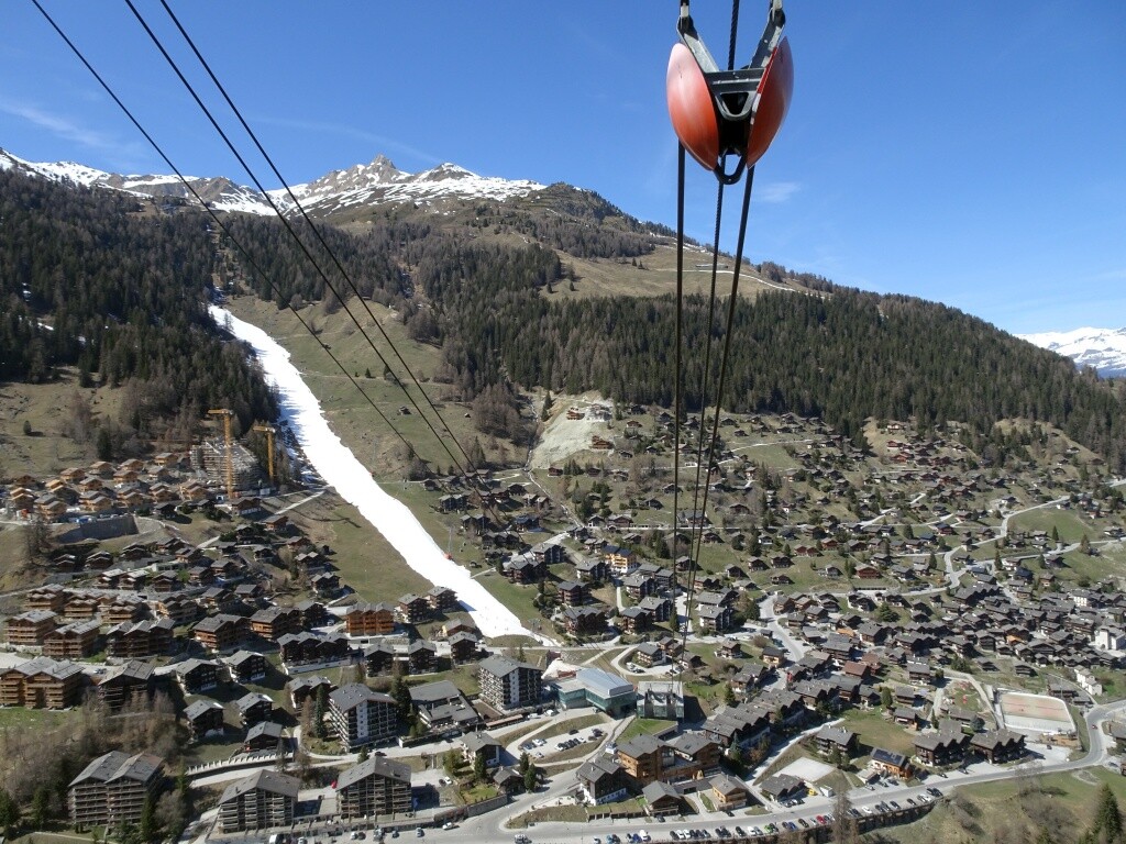 Grimentz aus der Verbindungsbahn. Fast alles links der Talabfahrt ist in den letzten zehn Jahren entstanden.