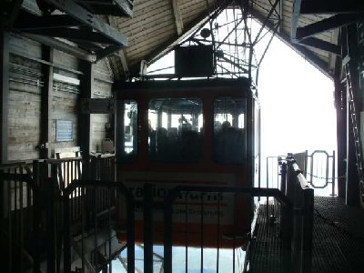 10 Gondel abfahrbereit in der Bergstation.jpg