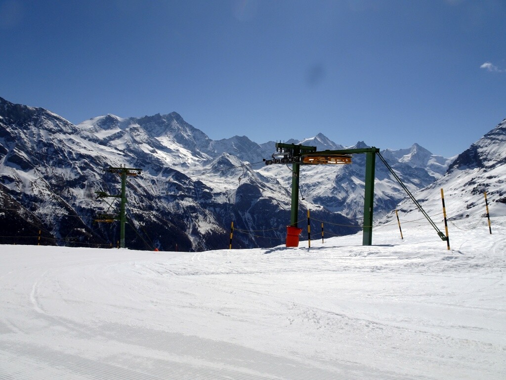 Zwirbelkurve Tzarmettaz vor herrlicher Kulisse.
