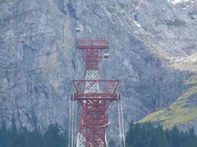 05 Blick auf die beiden Stützen und Gondeln.jpg