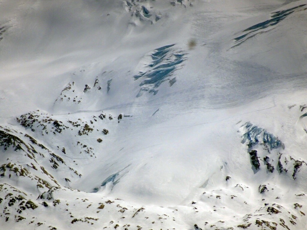 Tourengeher am Glacier de Moming, unterhalb des Zinalrothorns.