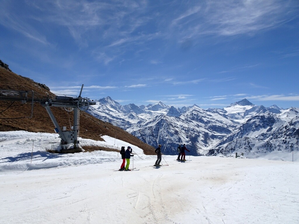 Alle genießen das Panorama am Orzival. Dent Blanche ragt ganz schön heraus.