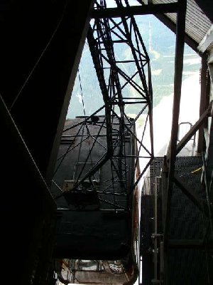 11 Blick von einer höheren Etage  neben den Zugseilumlaufscheiben.jpg