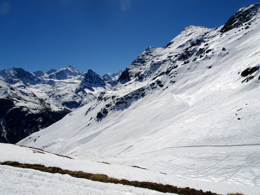 Blick zum Zinalrothorn, Besso, Obergabelhorn und Piste Durand.
